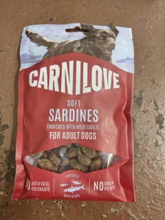 Carnilove Dog Pamlsek sardinky s příchutí medvědího česneku 200 g